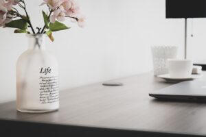 フェロモン香水を使って仕事の職場でモテる方法は？