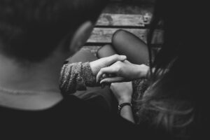 自然に惹きつける人の仕草とは何か？